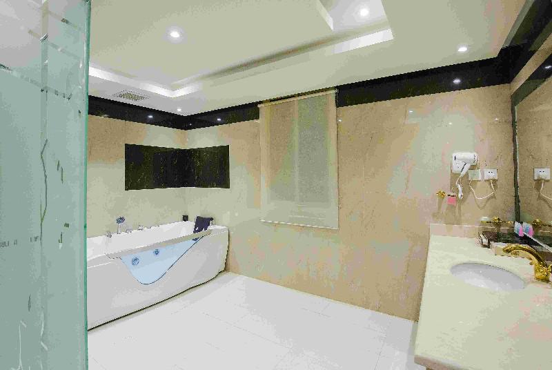 Rest Night Hotel Suites Al Hamra - Oda