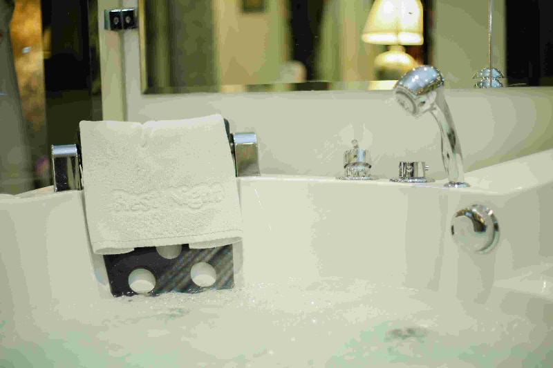 Rest Night Hotel Suites Al Hamra - Oda