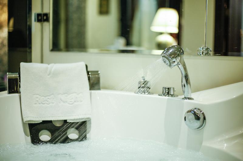 Rest Night Hotel Suites Al Hamra - Oda