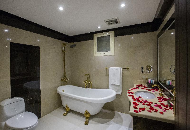 Rest Night Hotel Suites Al Hamra - Oda