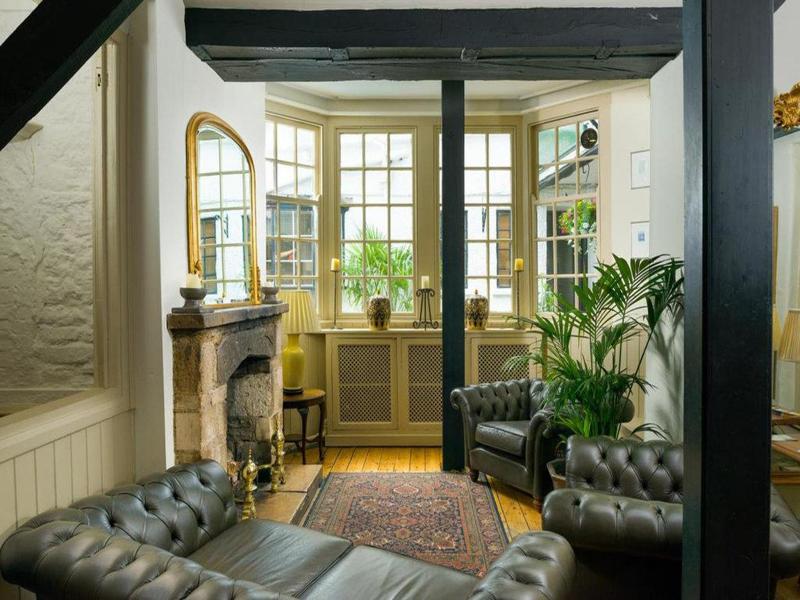 Marlborough Arms Hotel - Bar