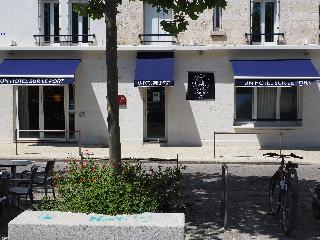 Un Hotel Sur Le Port