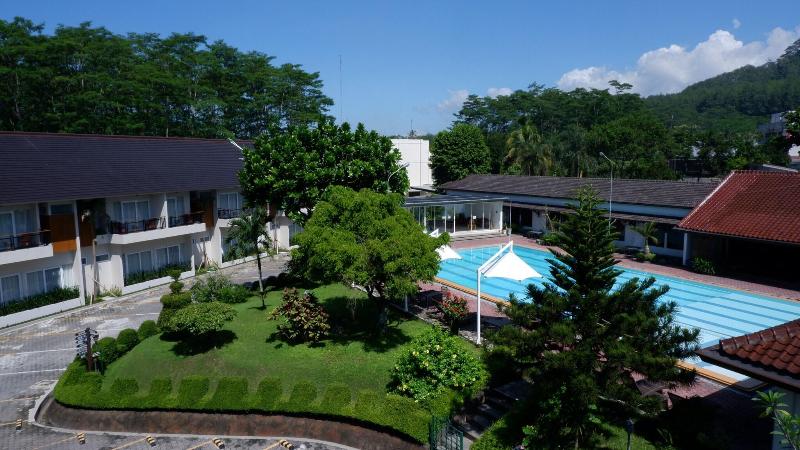 Front One Resort Magelang - Havuz