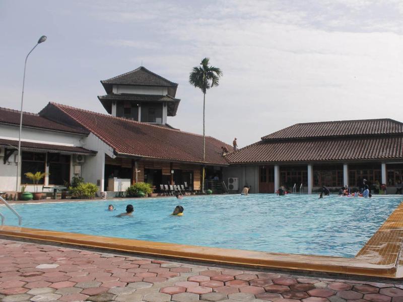Front One Resort Magelang - Plaj