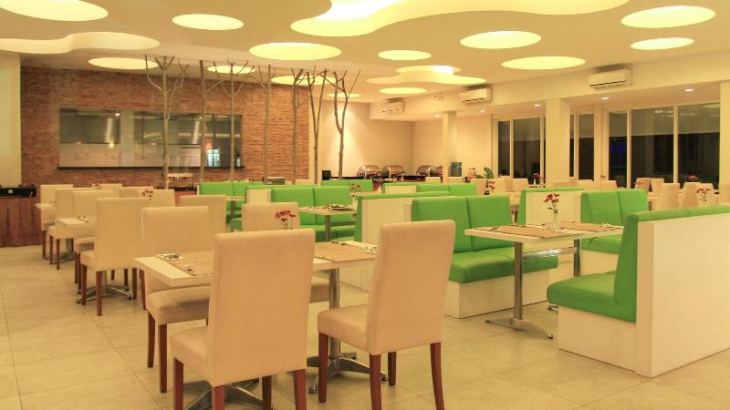 Front One Resort Magelang - Restoran