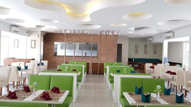 Front One Resort Magelang - Restoran