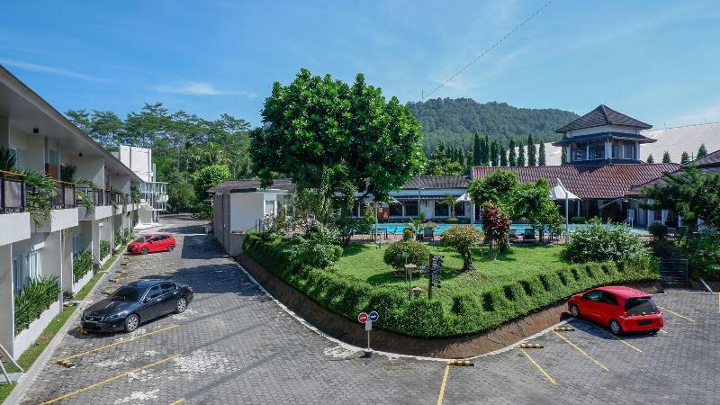 Front One Resort Magelang - Teras