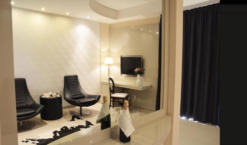 S Hotel - Oda