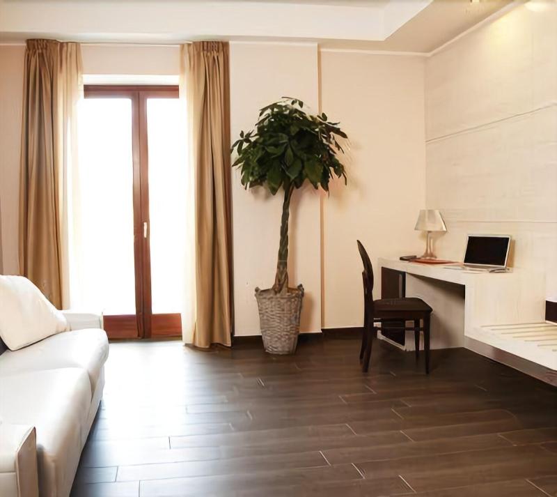 S Hotel - Oda