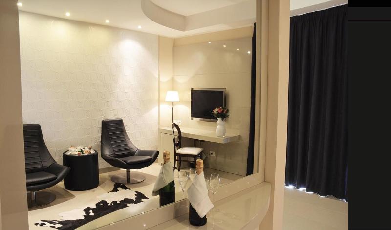 S Hotel - Oda