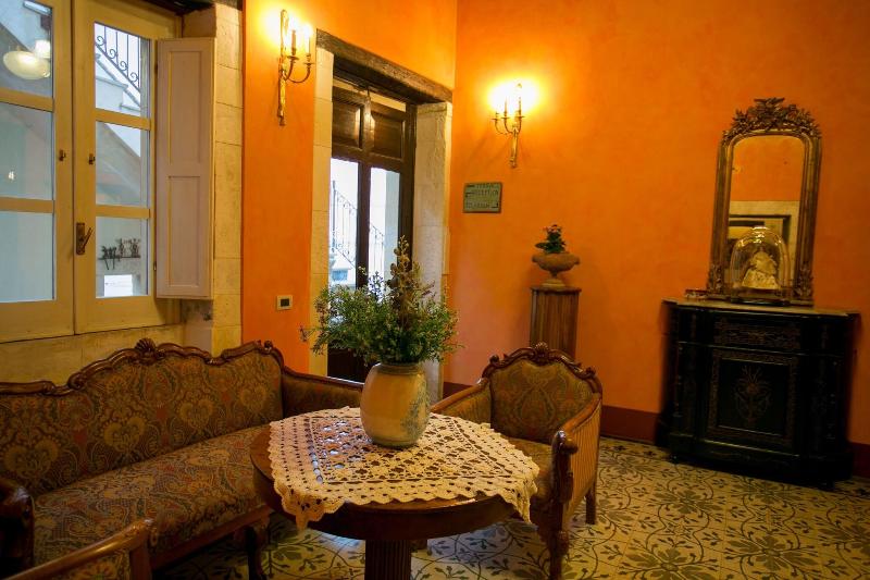 Charme Henry S House - Lobi