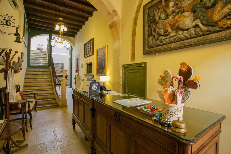 Charme Henry S House - Lobi