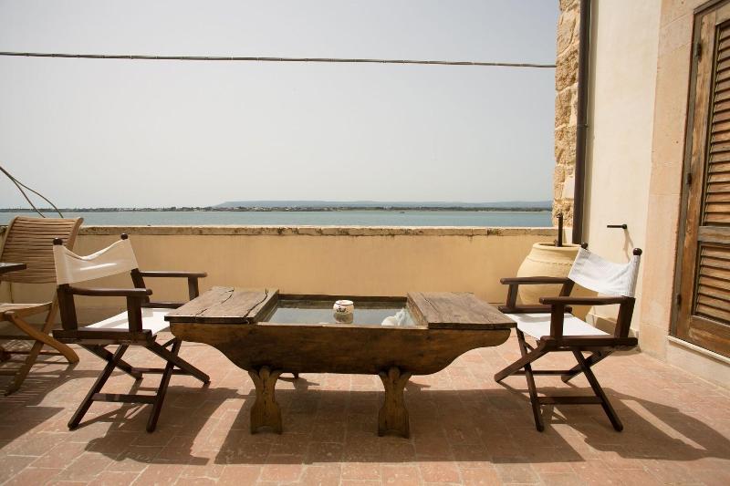 Charme Henry S House - Teras