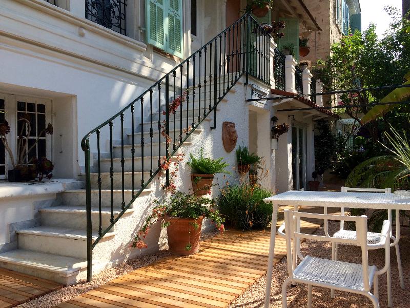 Villa Rose - Genel