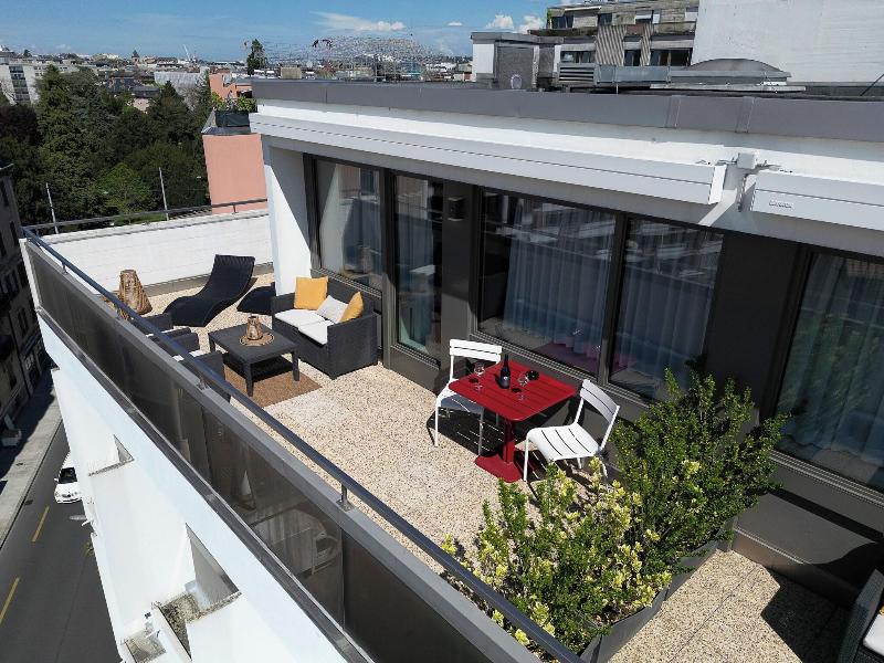 Home Swiss Hotel - Teras