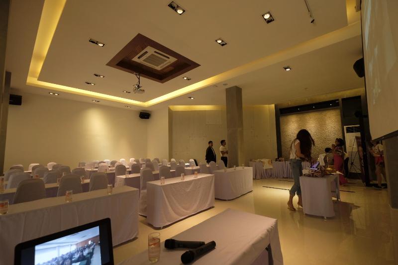The Rich Hotel - Genel