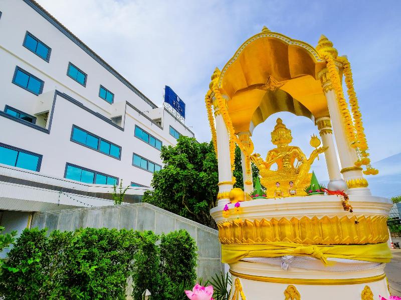 The Rich Hotel - Genel