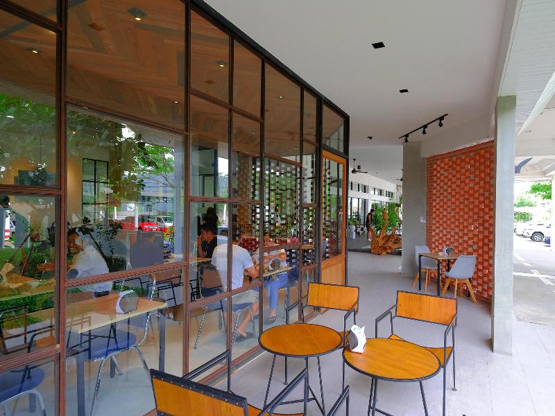 The Rich Hotel - Genel