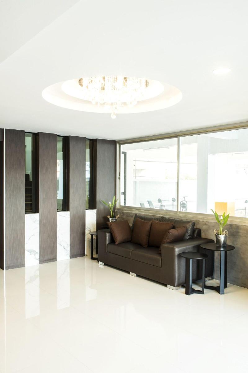 The Circle Hotel - Lobi