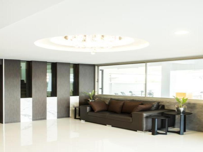 The Circle Hotel - Lobi