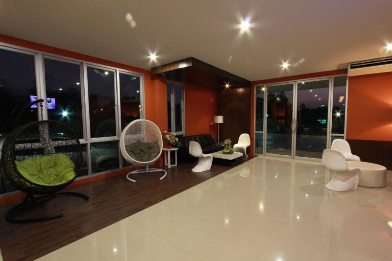 Trendy Hotel - Lobi
