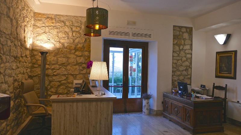 HOTEL COLUCCI - Lobi