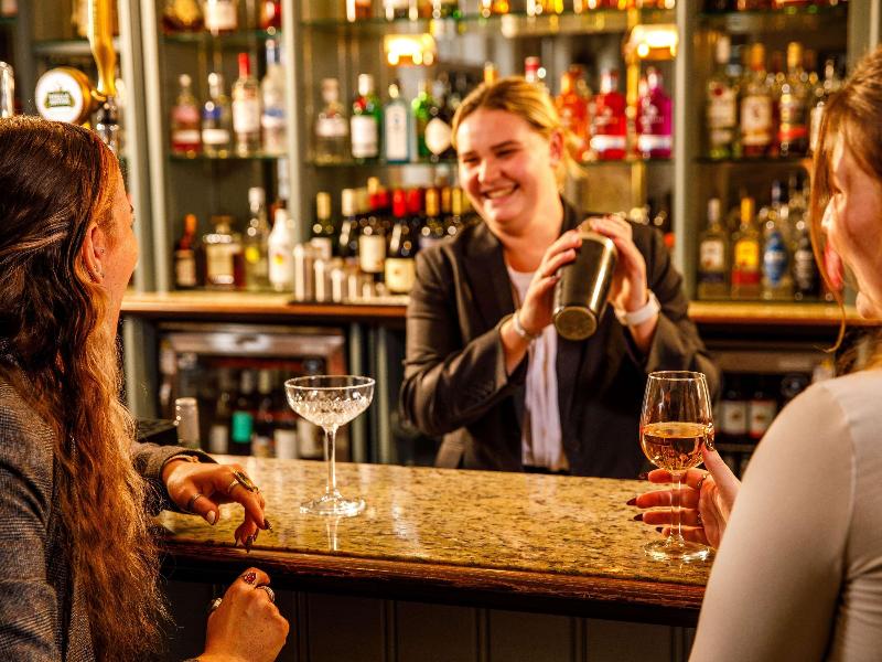 Sunday Box Hill Burford Bridge Hotel - Bar