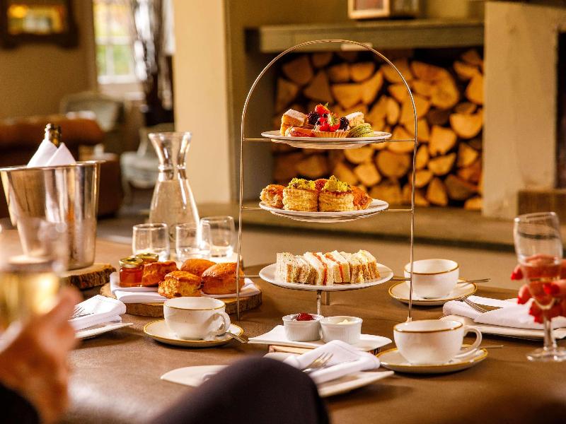 Sunday Box Hill Burford Bridge Hotel - Bar