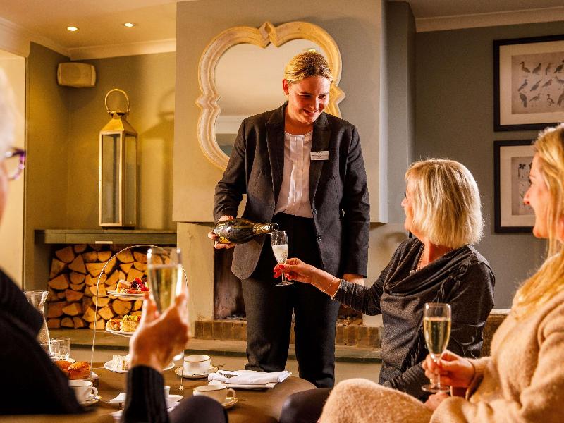 Sunday Box Hill Burford Bridge Hotel - Bar
