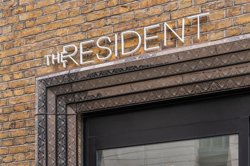 The Resident Victoria - Genel
