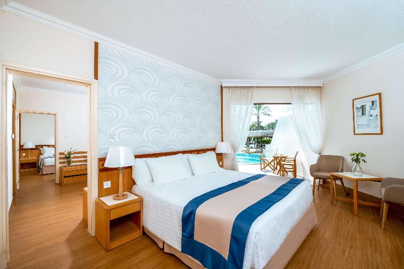 Constantinou Bros Athena Beach Hotel - Oda