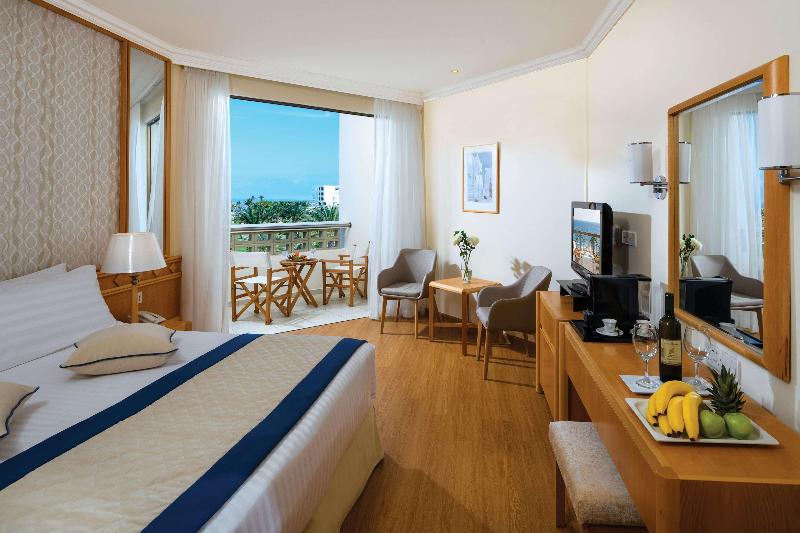 Constantinou Bros Athena Beach Hotel - Oda