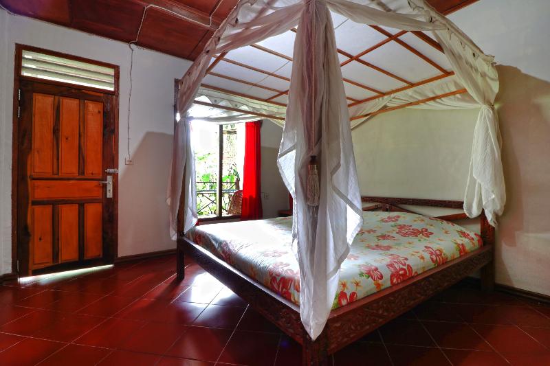 Bagus Bay Guest House by ZUZU - Oda