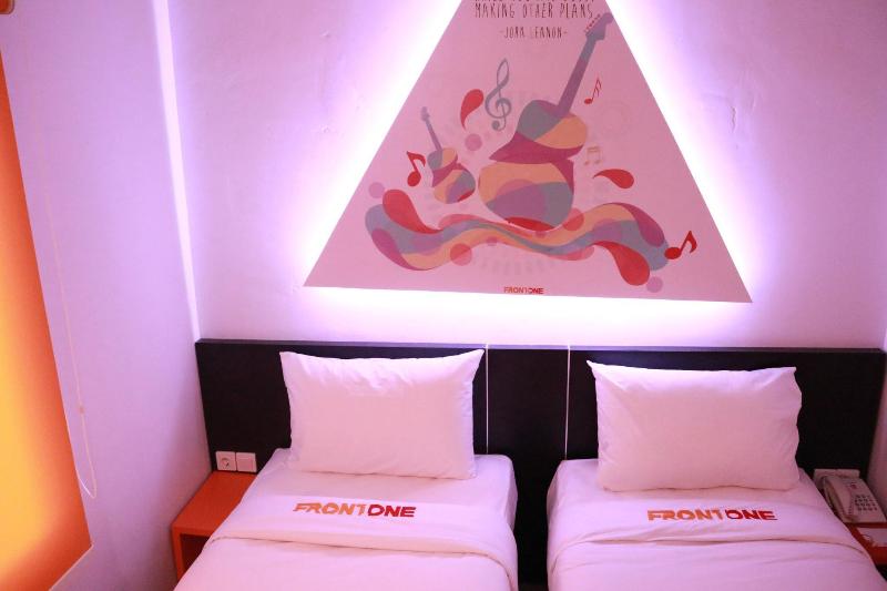 Front One Inn Semarang - Oda