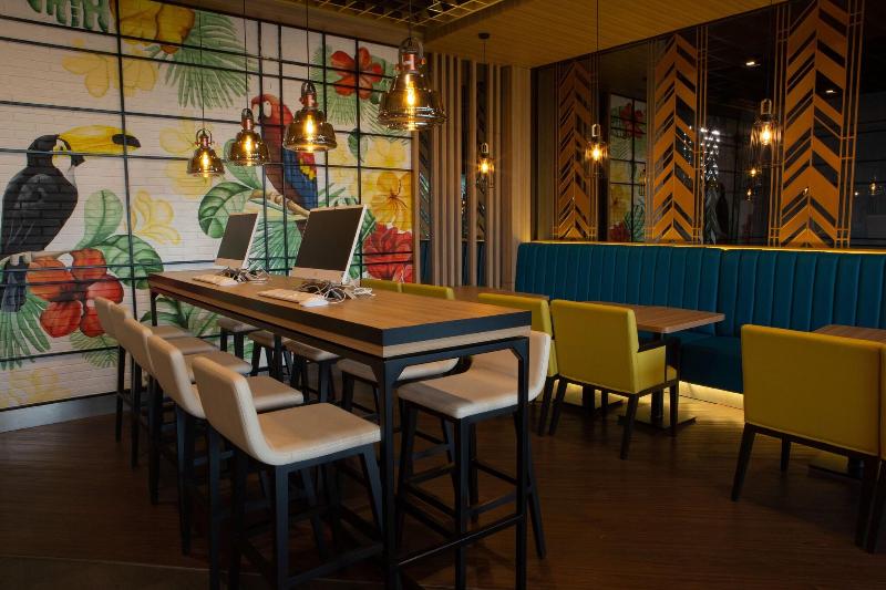 Avenzel Hotel and Convention Cibubur - Bar
