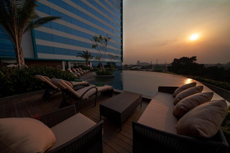 Avenzel Hotel and Convention Cibubur - Havuz