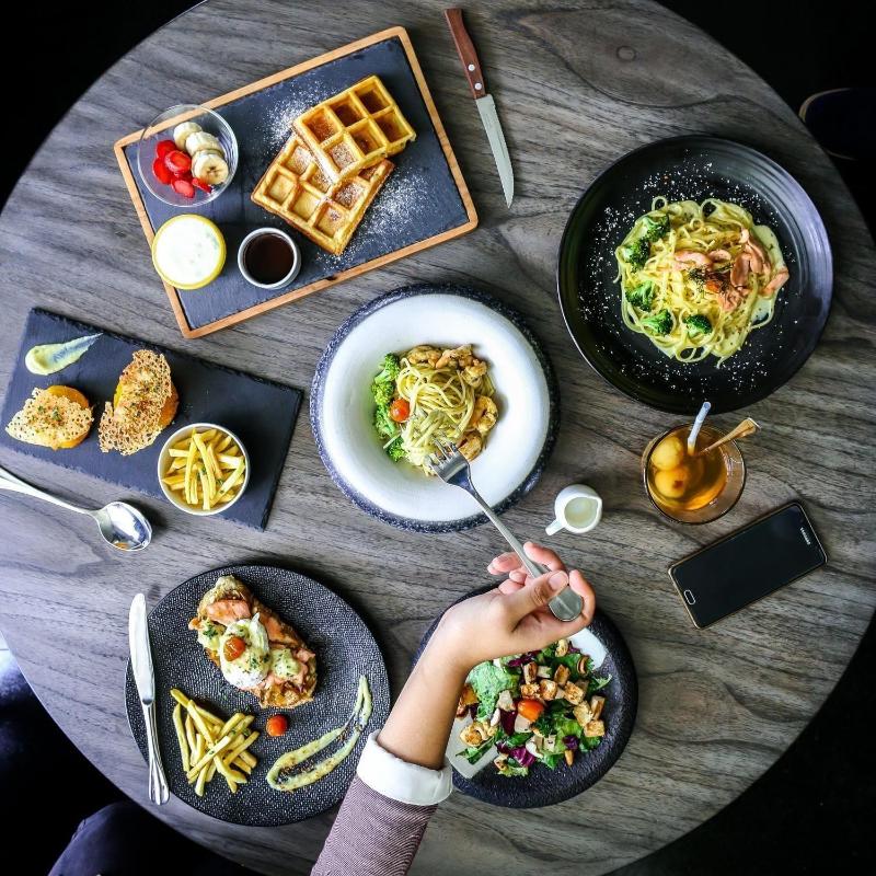 Brava Suites by Zia Surabaya - Restoran