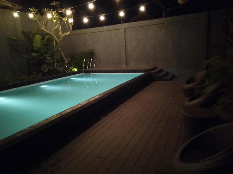 Front One Inn Kediri - Havuz