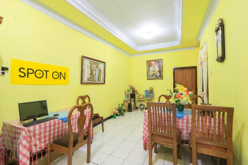 Spot On 2440 Wallet Family Residence - Lobi