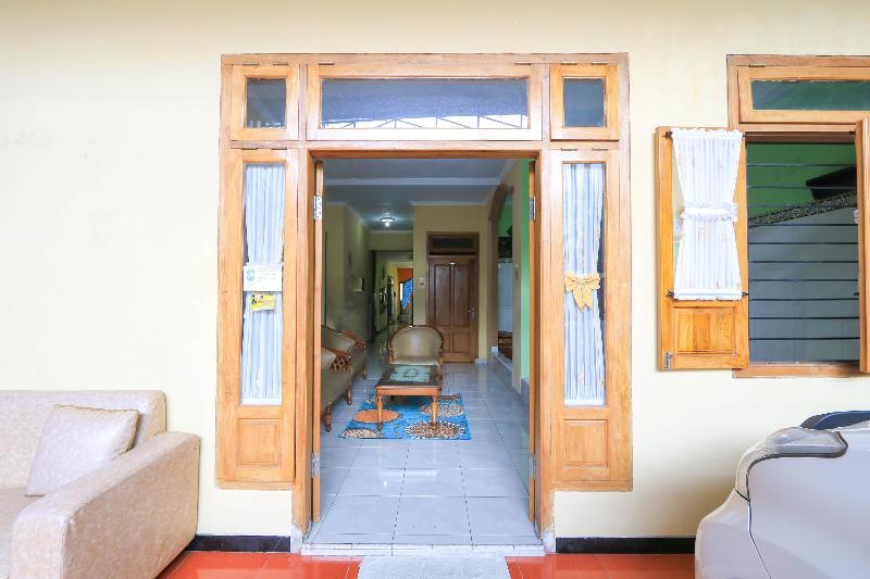 Spot On 2440 Wallet Family Residence - Lobi