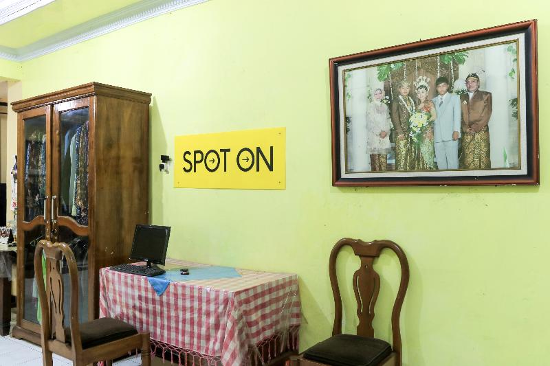 Spot On 2440 Wallet Family Residence - Lobi