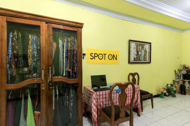 Spot On 2440 Wallet Family Residence - Lobi