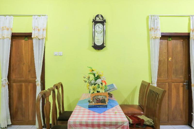 Spot On 2440 Wallet Family Residence - Lobi