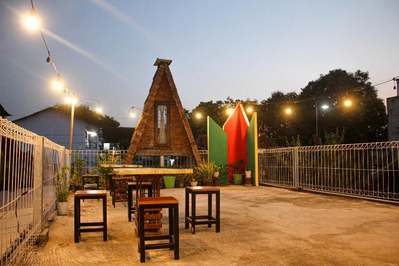 Capital O 2258 Santana Syariah Guest House - Restoran