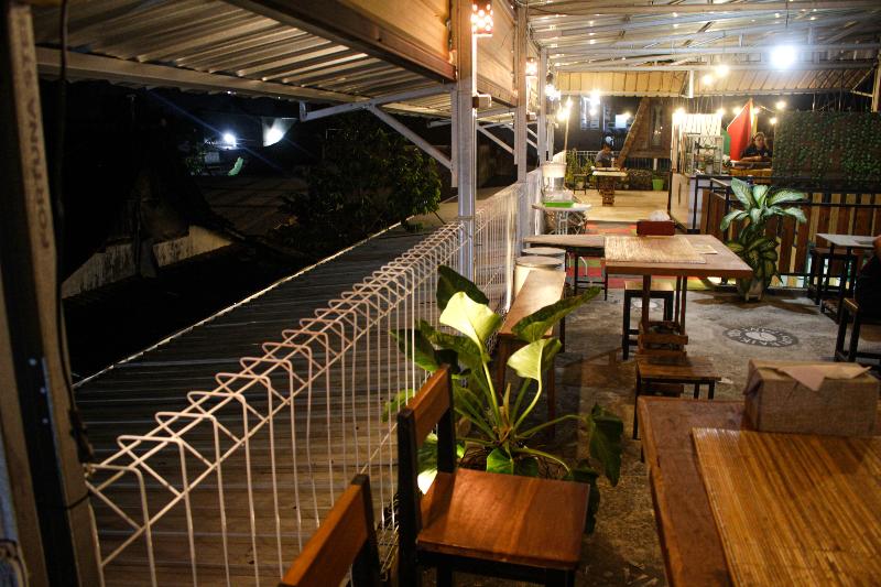 Capital O 2258 Santana Syariah Guest House - Restoran