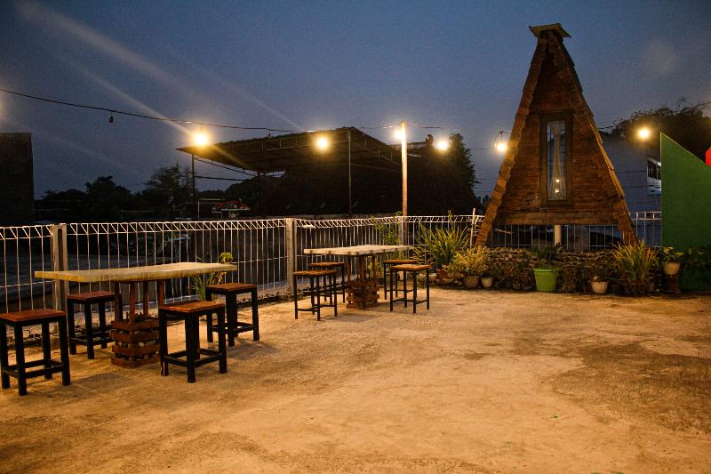 Capital O 2258 Santana Syariah Guest House - Restoran