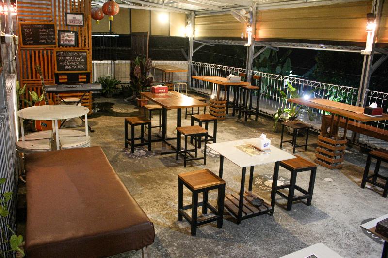 Capital O 2258 Santana Syariah Guest House - Restoran