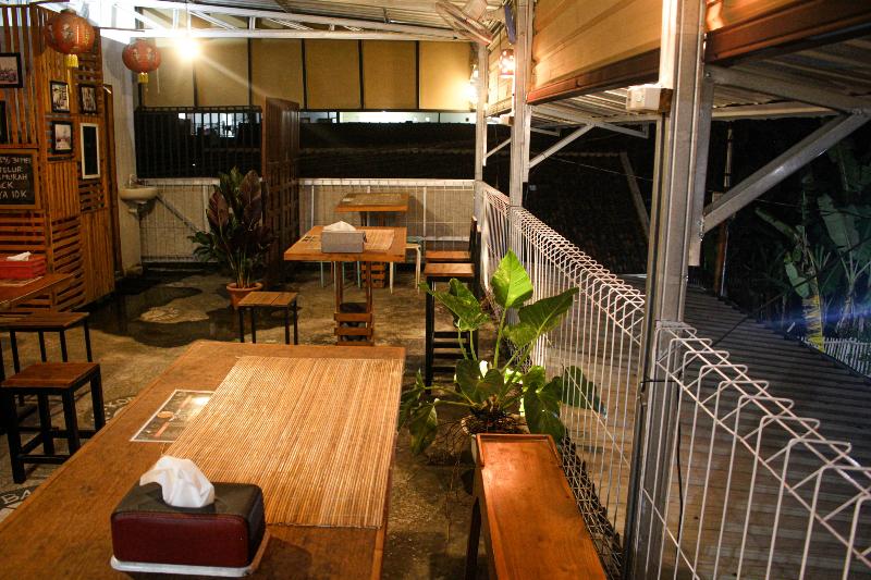 Capital O 2258 Santana Syariah Guest House - Restoran
