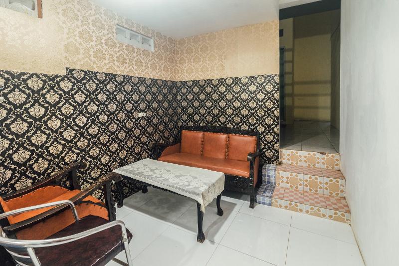2165 Alyah Guest House Syariah - Lobi