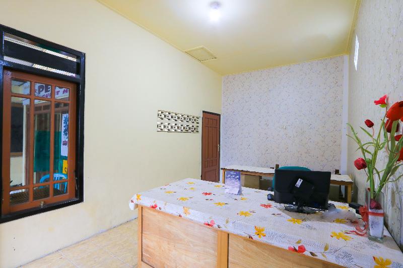 Spot On 2497 Pesona Guest House - Lobi